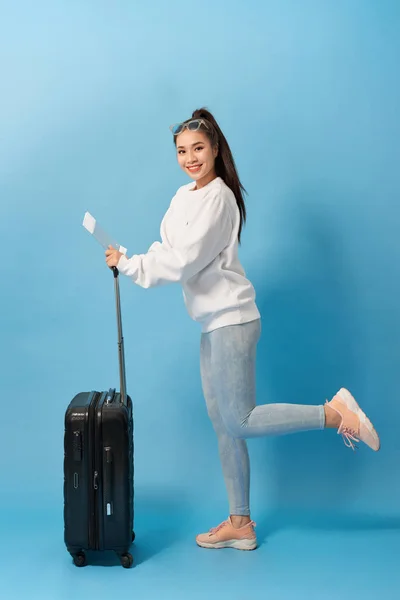 긍정적 아시아 여성은 여행의 기쁨과 비행기 가방과 티켓배경에 — 스톡 사진