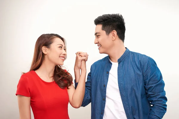 Heureux Couple Asiatique Tenant Main Sur Fond Blanc — Photo