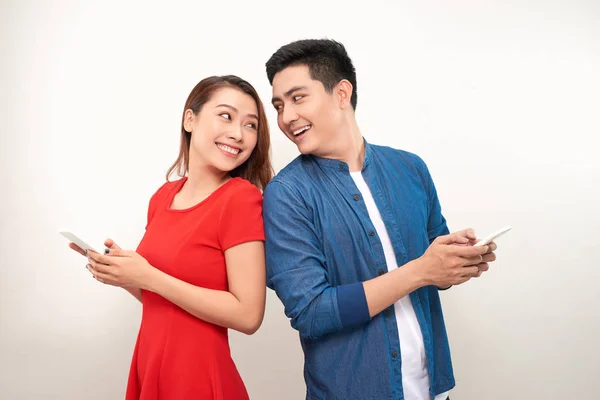 Mooie Jonge Aziatische Paar Casual Kleding Het Gebruik Van Smartphones — Stockfoto