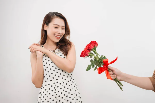 Vrolijke Charmante Jonge Vrouw Ontvangen Bos Van Bloemen Van Haar — Stockfoto