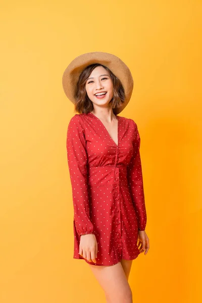 Estudio Disparo Feliz Enérgica Mujer Asiática Con Vestido Rojo Sombrero — Foto de Stock