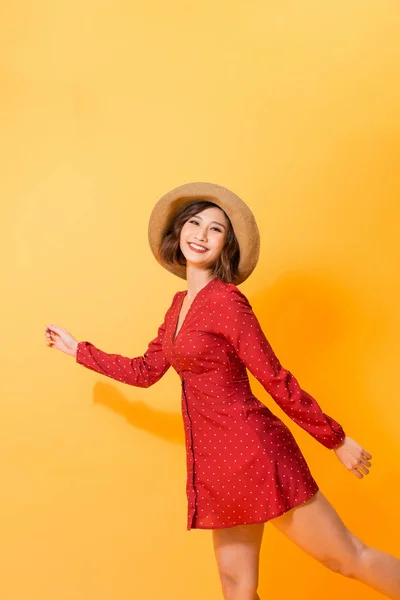 Potente Chica Vestido Rojo Con Sombrero Posando Relajarse Fondo Naranja — Foto de Stock