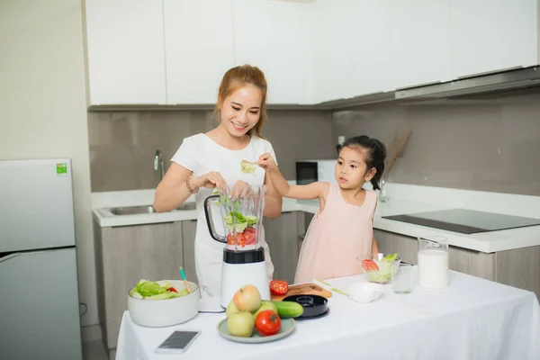 Young Asian Mother Daughter Making Freshly Squeezed Tomato Smoothies Daughter — Stock Photo, Image