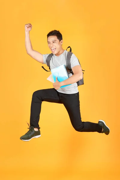 Estudiante Saltando Con Mochila Aislada Sobre Fondo Naranja — Foto de Stock