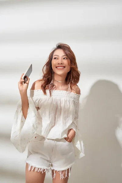 Felicidade Menina Asiática Ouvir Música Smartphone Com Fones Ouvido Vestindo — Fotografia de Stock