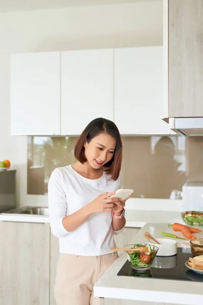 Bella Giovane Donna Piedi Vicino Bancone Della Cucina Leggere Messaggi — Foto Stock