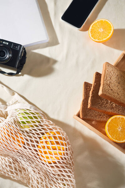 Телефон, камера, фрукты, сумка, ноутбук и аксессуары, вид сверху, плоский уголок, Концепция пикника, лето
