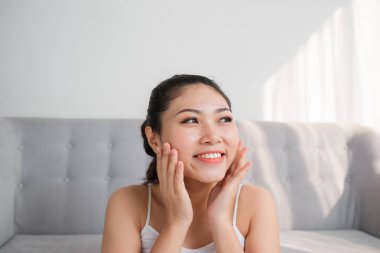 Temiz ve taze felling. Cilt bakımı, Güzellik tedavisi ve spa konsepti. Kapalı göz ile cilt dokunmatik kendi yüzü