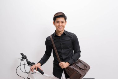 yakışıklı genç adam omuz çantası ve bisiklet ayakta beyaz arka plan üzerinde izole