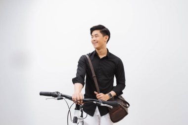 Bisiklet uzak üzerinde beyaz izole görünümlü şık yakışıklı genç adam