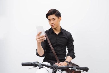 Atış bir işadamı Onun Bisiklet ile çalışmak için giderken cep telefonunu kullanma