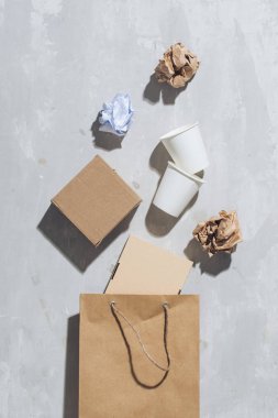 Tablo arka plan üstten görünüm sembolü geri dönüşüm ile eko kavramı