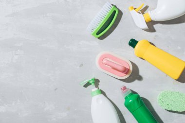 Ev temizlik ürünleri, ahşap masa üzerinde. Tuz pelets, pişirme soda (sodyum bikarbonat), deterjan, sprey