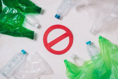 Hiçbir plastik geri dönüşüm kavramı, beyaz arka plan üzerinde geri dönüşüm plastik şişe yığını