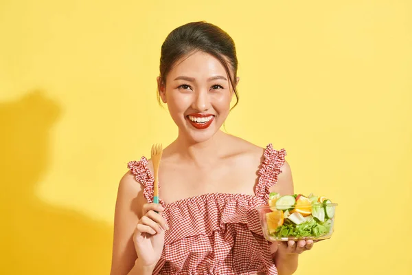 Jong Aziatisch Vrouw Glimlachen Het Houden Van Groente Salade Gele — Stockfoto