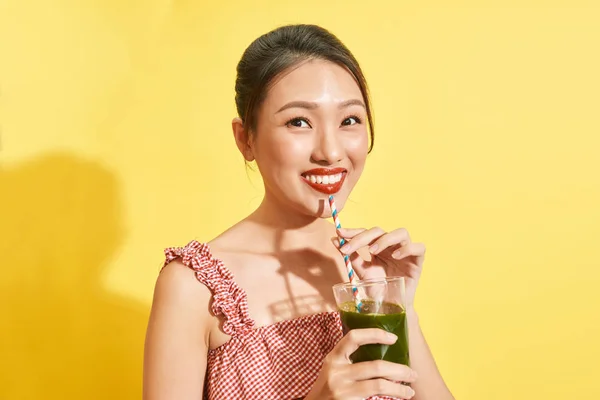 Sonriente Joven Asiático Mujer Beber Verde Fresco Vegetal Jugo Smoothie —  Fotos de Stock