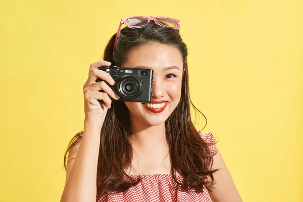 Молодая Азиатка Фотограф Держит Кинокамеру — стоковое фото