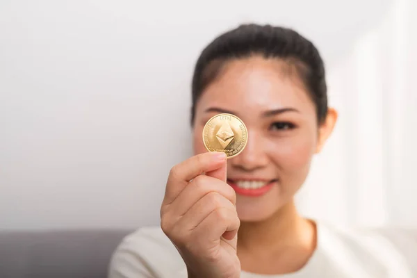 Aziatische Vrouw Krijgt Groot Geld Aantrekkelijke Vrouw Met Houdt Bitcoin — Stockfoto