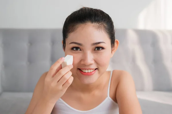年轻的亚洲妇女使用海绵搅拌机化妆工具的脸 化妆概念 — 图库照片