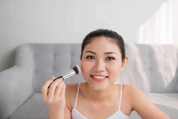 Closeup Retrato Mulher Asiática Com Maquiagem Escova Perto Rosto — Fotografia de Stock