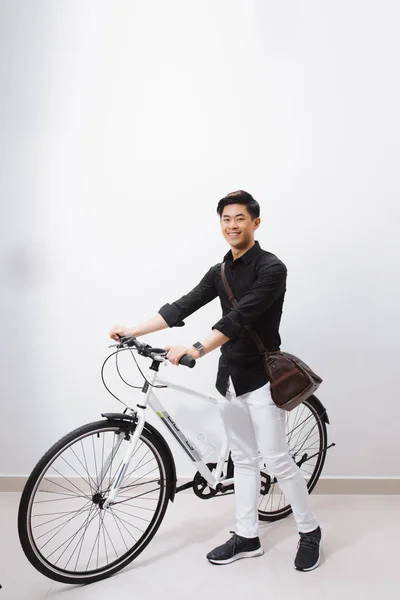 Красивый Парень Стоящий Велосипеде Изолированный Белом — стоковое фото