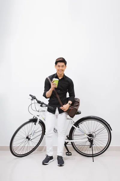 Фото Счастливого Молодого Азиата Стоящего Над Белой Стеной Велосипедом Камера — стоковое фото