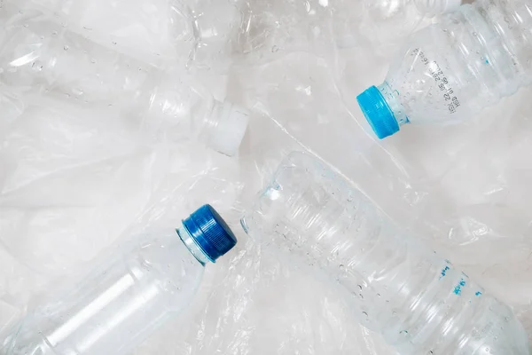 Plastikflaschen Stapeln Sich Zum Recyceln Auf Weißem Hintergrund — Stockfoto