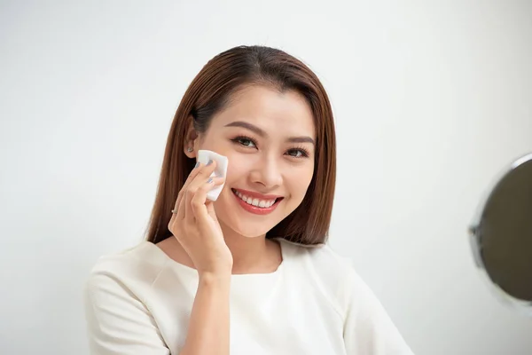 Beautiful Girl Cleans Face Makeup Cotton Pad — Stock Photo, Image
