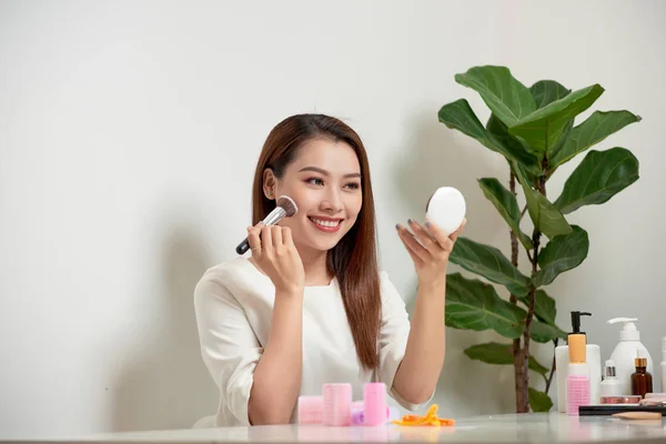 Joven Hermosa Mujer Aplicando Maquillaje Con Cepillo Grande Mirando Espejo —  Fotos de Stock