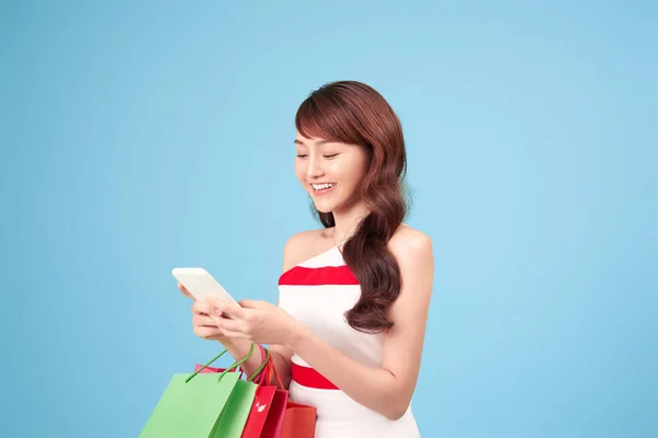 Hermosa Mujer Joven Está Utilizando Teléfono Inteligente Para Compras Línea — Foto de Stock