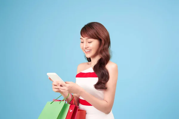 Hermosa Mujer Joven Está Utilizando Teléfono Inteligente Para Compras Línea —  Fotos de Stock