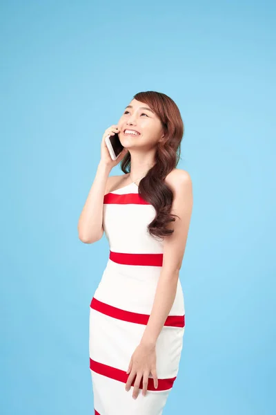 Снимок Азиатской Женщины Разговаривающей Телефону — стоковое фото