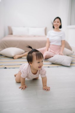 odada rahatlatıcı Asyalı anne ve bebek portresi