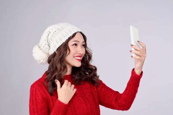 アジアの女性が笑顔で携帯電話で自分撮りをする — ストック写真