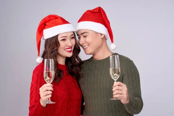 アジアのカップルがクリスマスを着て帽子し ドレス シャンパン グラスを持って — ストック写真
