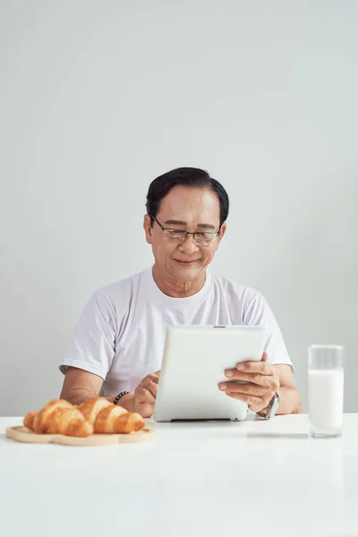 Anciano Bebiendo Leche Leyendo Noticias Tableta Digital Lugar Periódico — Foto de Stock