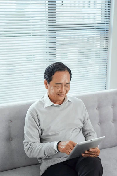 Feliz Senior Relajante Casa Uso Tableta — Foto de Stock