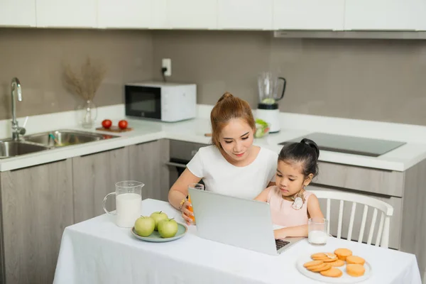 Happy Asian Family Eating Breakfast See Digital Tablet Kitchen Home — Stock Photo, Image
