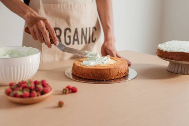 Pastacı adam pastaya krema koydu. Sünger kek serisi yapıyorum.