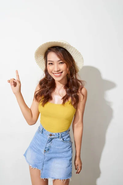 Jovem Mulher Asiática Usando Chapéu Redondo Com Expressão Surpresa Isolada — Fotografia de Stock