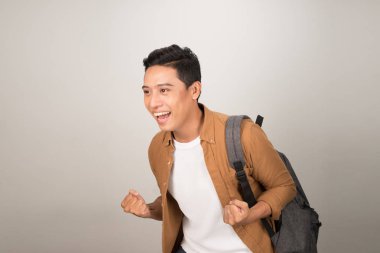 Heyecanlı bir öğrenci, başarı elde ve başarı kutluyor kolej