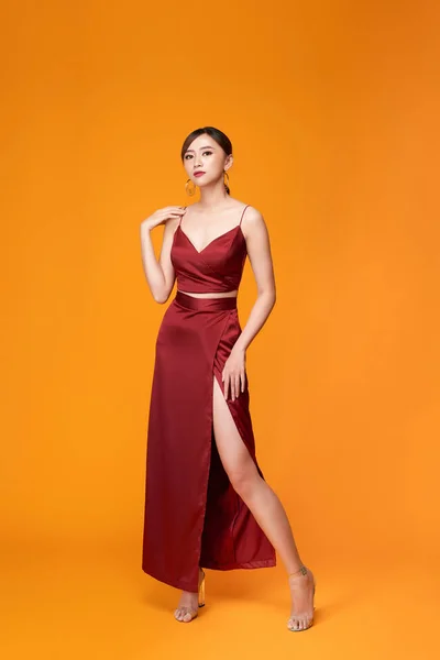 Elegante Asiático Joven Mujer Hermoso Vestido Largo Posando Movimiento — Foto de Stock