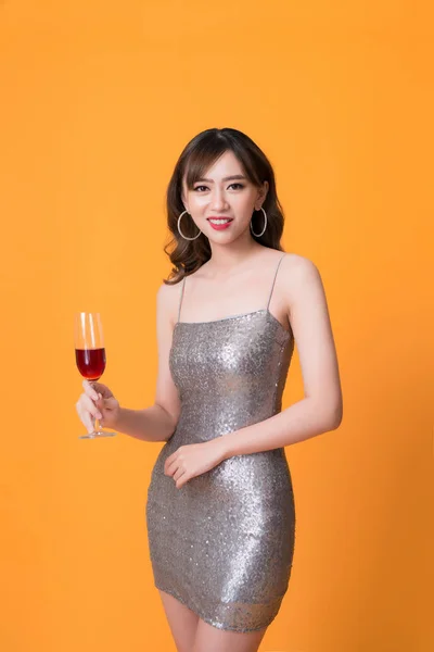 Belle Jeune Femme Asiatique Boire Champagne Fête Sur Fond Jaune — Photo