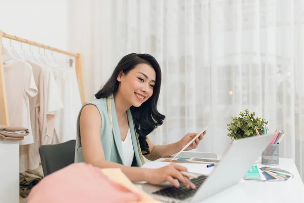 Fashion Designer Work Happy Young Asian Woman Drawing While Sitting — Stock Photo, Image