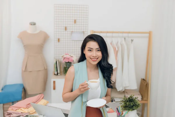 Retrato Hermosa Joven Diseñadora Moda Asiática Estudio Mientras Bebe Café — Foto de Stock