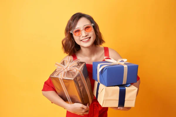 Retrato Casual Jovem Feliz Sorrindo Mulher Segurar Caixa Presente — Fotografia de Stock