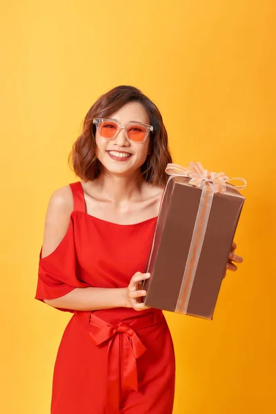 Портрет Випадкової Молодої Щасливої Усміхненої Жінки Тримає Подарункову Коробку — стокове фото