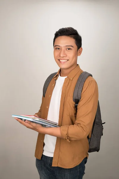 Zelfverzekerd Knappe Aziatische Student Houdt Boeken Glimlachend Camera — Stockfoto