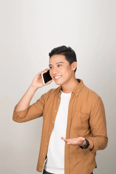 Красивый Азиатский Студент Берет Мобильный Телефон Изолированы Белом Фоне — стоковое фото