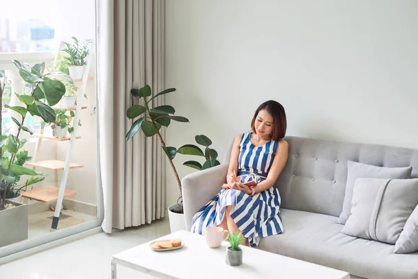Young Beautiful Asian Woman Writing Sitting Sofa Living Room — Stock Photo, Image